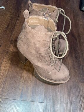 Women's Lace-Up Suede Platform Ankle Boots - Taupe